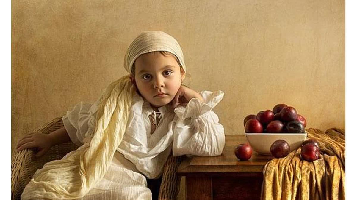 Imagem Fotógrafo recria pinturas clássicas em fotos com filha