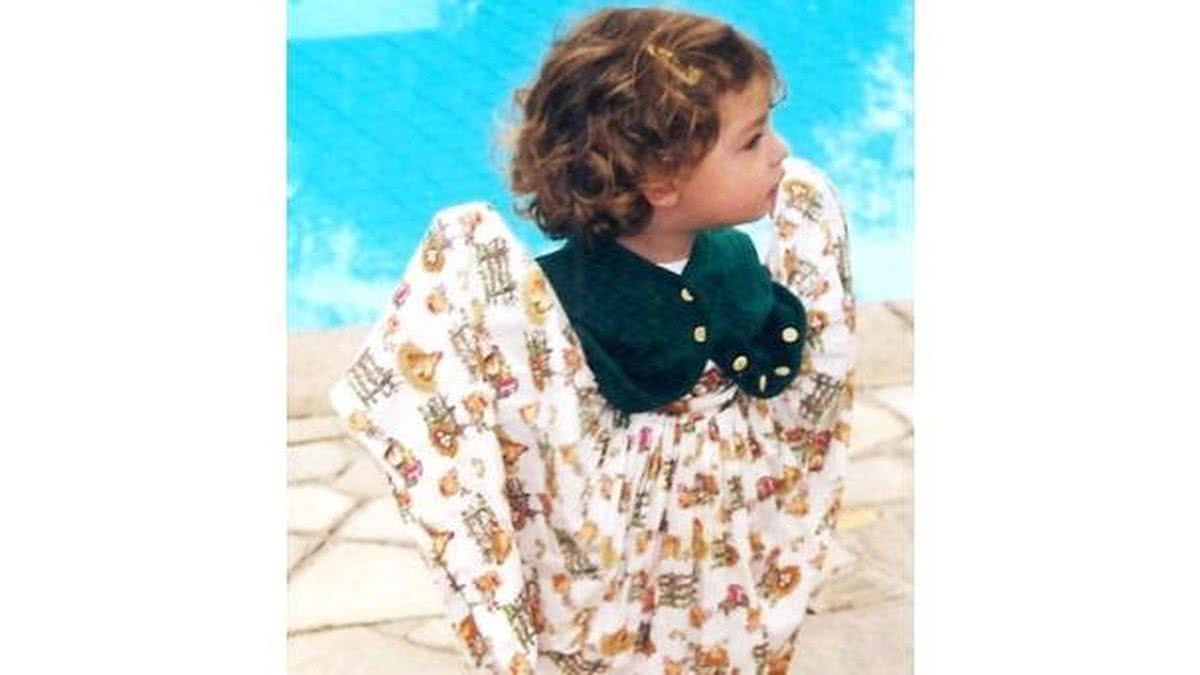Imagem Criança vestida de criança