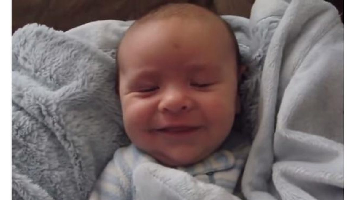 Imagem Fofo! Bebê sorri ao acordar e ver o pai