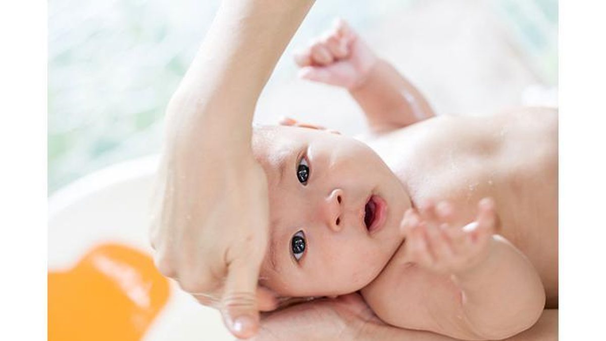 Não esqueça que é também um momento de troca, de contato do bebê com a mãe e com o pai - Shutterstock