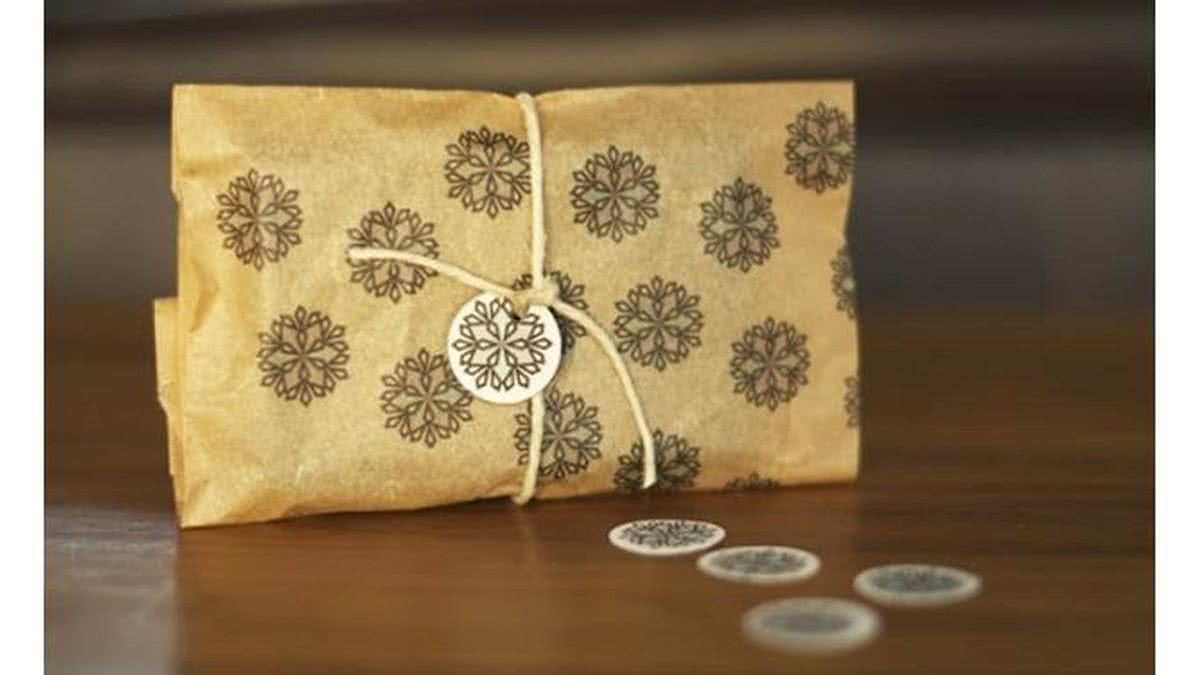 Imagem Esperando o Natal – Dia 20 – Fazer pacote de presente com os filhos