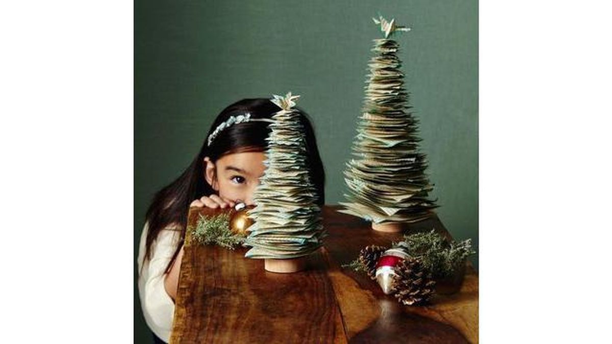 Imagem Já tem enfeites para o Natal? Vem aprender a fazer essa árvore de mesa!
