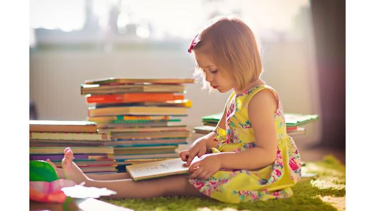 As aulas estão voltando com tudo! Vamos te indicar alguns livros para ler com seu filho - Shutterstock