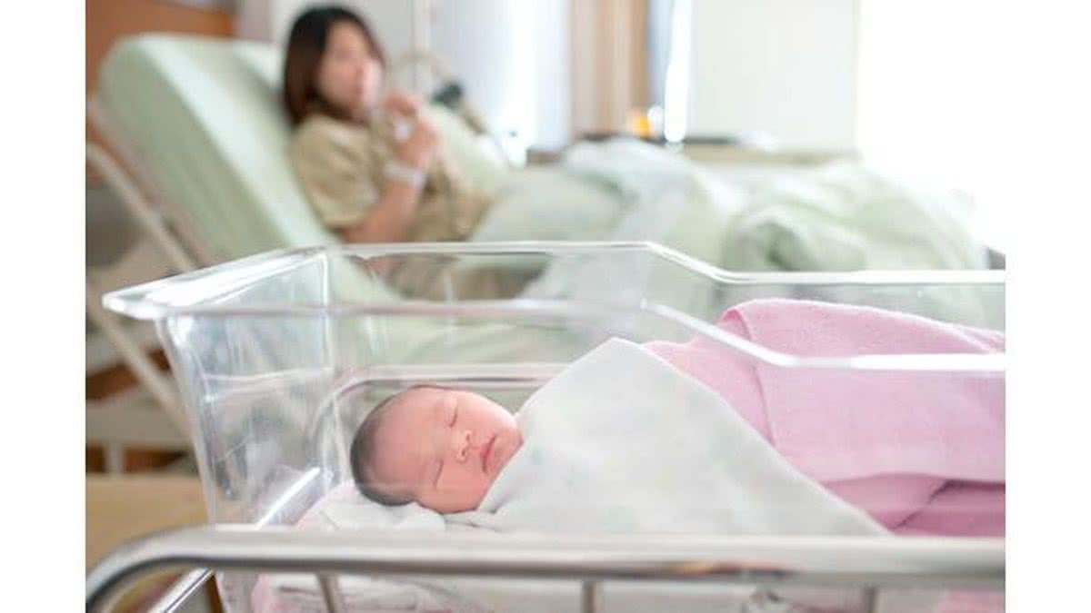 Se for conhecer o bebê, evite as visitas muito longas - Shutterstock