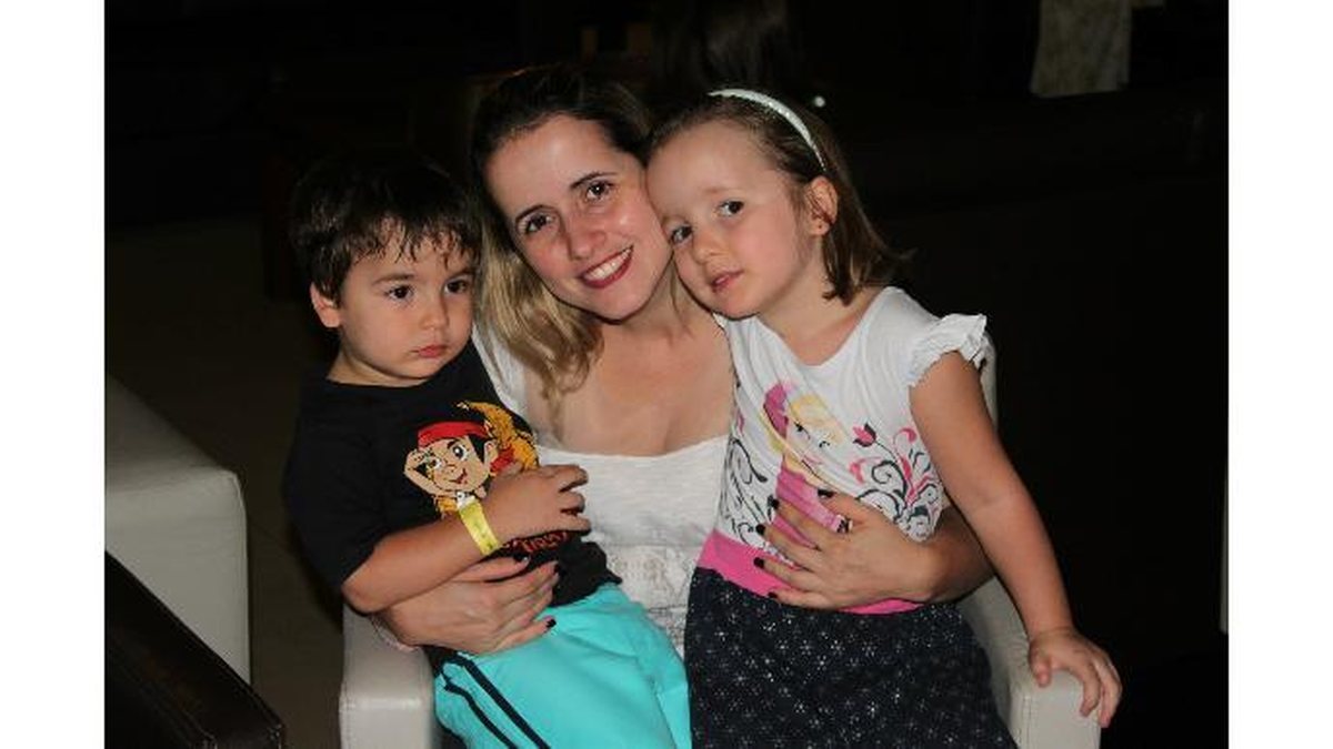Karina com os filhos Guilherme e Laura - Arquivo pessoal