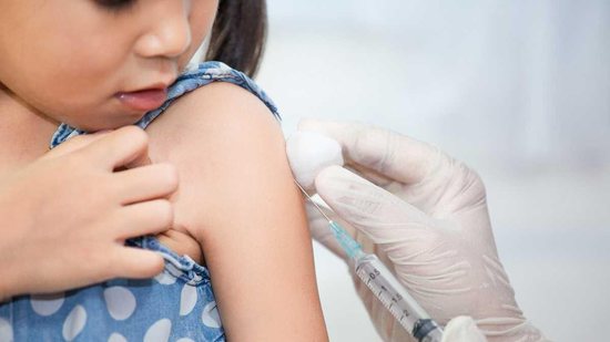 Os EUA liberaram a vacinação de crianças americanas entre os 6 meses e os 5 anos de idade - Getty Images