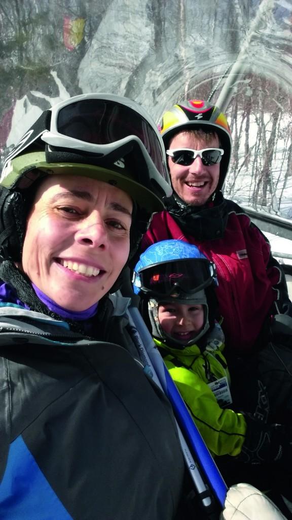 Quando as ciclovias estão fechadas, cheias de neve, a família inteira vai esquiar