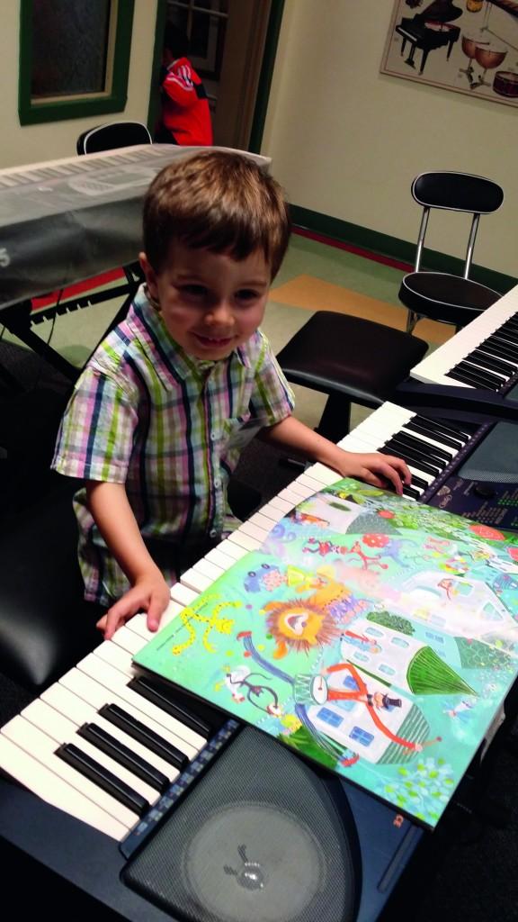 A aula com método Yamaha explora o lúdico das músicas. As crianças amam!