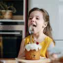 Os principais alimentos que podem causar intoxicação alimentar nas crianças, e também nos adultos, são os de origem animal, como carnes e ovos - Getty Images