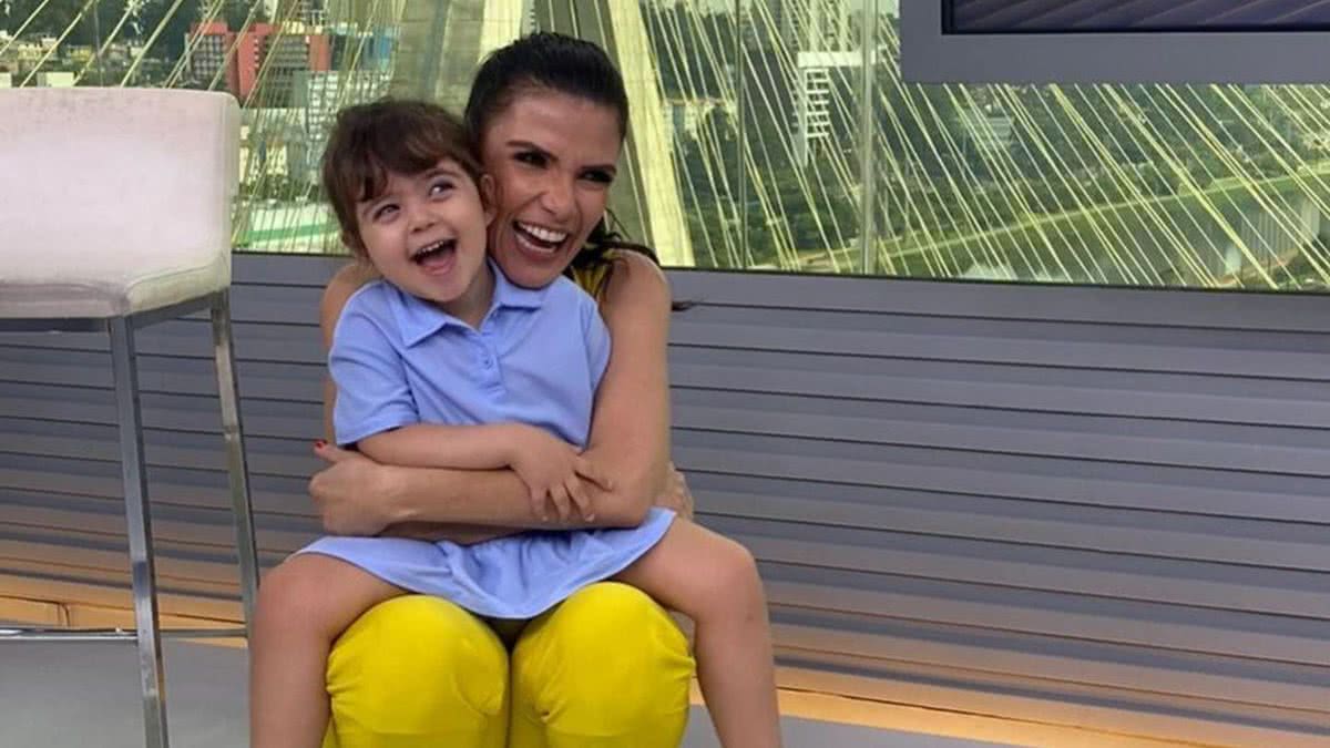 Filha de Sabina Simonato faz visita ao trabalho da mãe - Reprodução/ Instagram