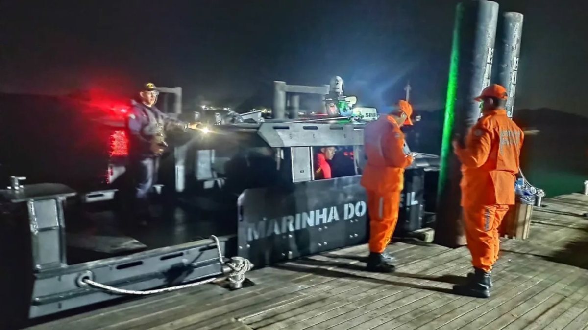 O barco naufragou - (Foto: Divulgação/Comando do 2° Distrito Naval)