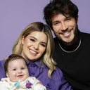 Eliezer e Viih Tube mostram filha acenando pela primeira vez - (Foto: reprodução/Instagram)