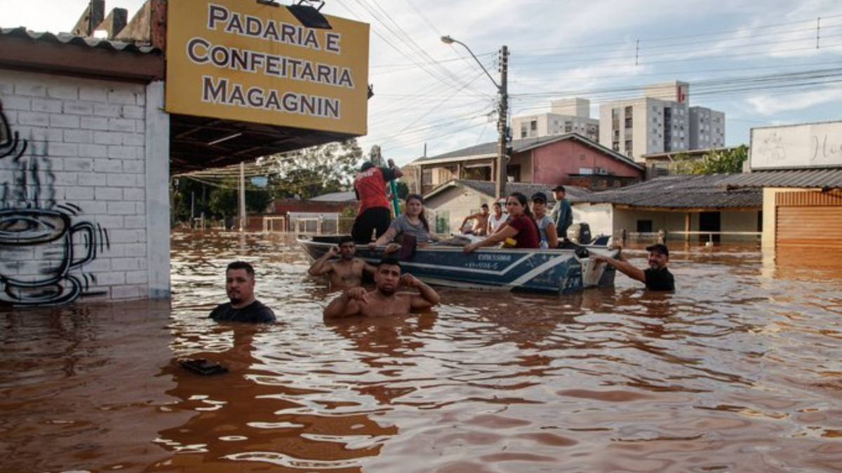 Equipe de resgate afetada pelas enchentes em Novo Hamburgo, no Rio Grande do Sul - Foto: Claudia Martini/Xinhua