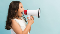 Criança usando megafone - Foto: Freepik