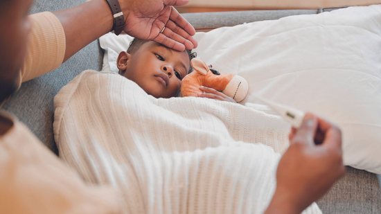 Saiba como reagir se seu filho tiver febre - (Foto: Getty Images)