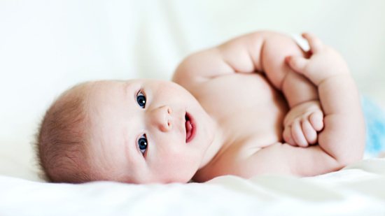 É fundamental ter atenção com os produtos utilizados na pele do bebê - (Foto: Shutterstock)