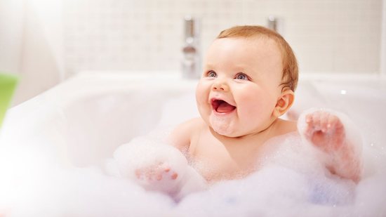 Saiba mais sobre a hora do banho do bebê - (Foto: Getty Images)