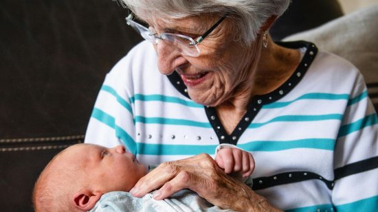 Bebê e avó - Reprodução: Tim Mossholder no Pexels