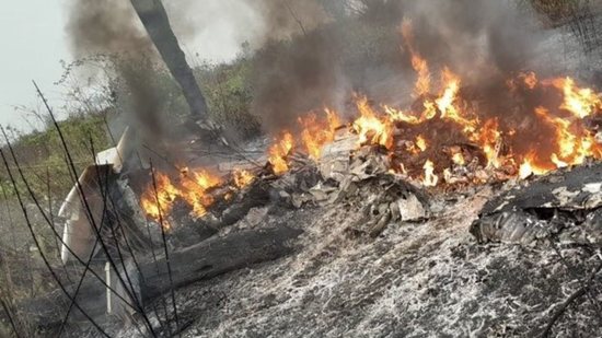 O avião de pequeno porte caiu em uma zona rural do MT - (Foto: Reprodução/ Redes sociais)