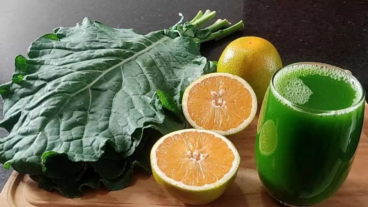 O suco detox de laranja e couve traz muitos benefícios à saúde - (Foto: Reprodução/ Youtube)