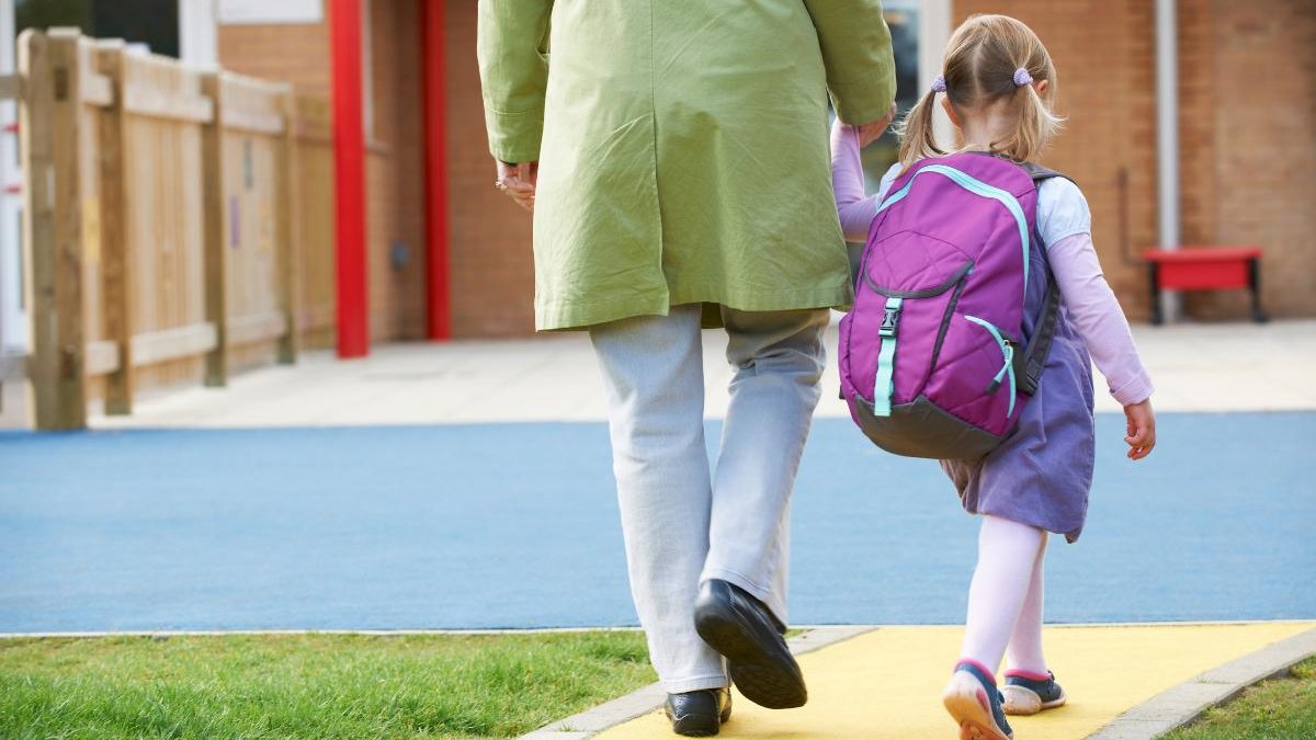 Mãe é criticada por deixar filho ir à escola com roupa “de menina