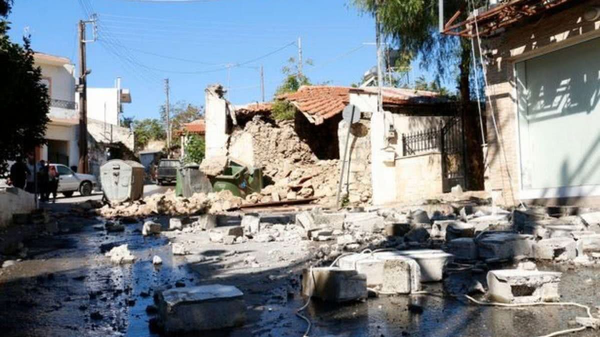 Michiela e os filhos estavam tomando café quando o terremoto aconteceu - Reprodução/Mirror