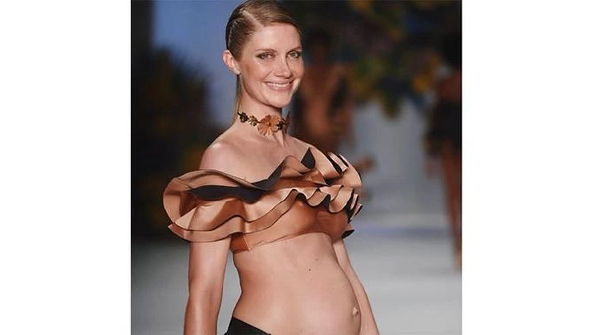 Arrasou! Modelo Ana Claudia Michels desfila grávida para Água de Coco no  SPFW