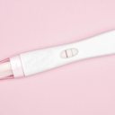 Muito antes do teste de gravidez dar positivo, o corpo começa a dar sinais de que vem bebê aí - Getty Images