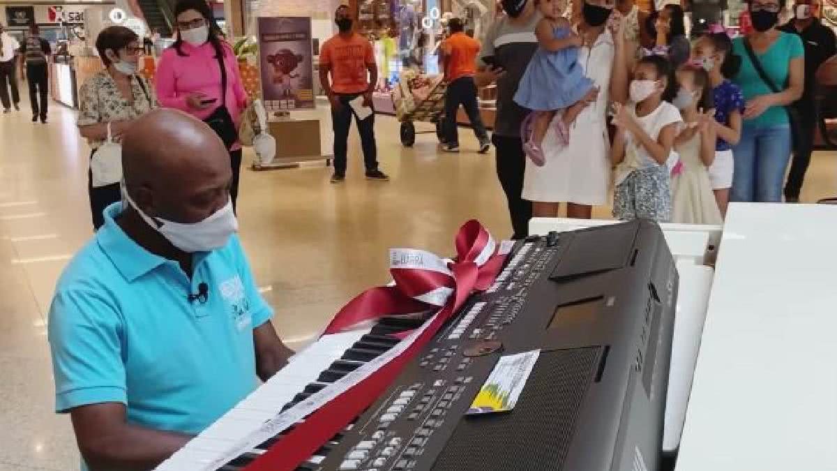 Adilson ficou surpreso ao ganhar teclado novo - Reprodução/ Instagram/ @shoppingbarra