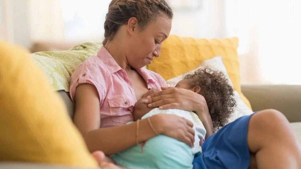 Bebês recebem a vitamina E por meio da amamentação - Getty Images