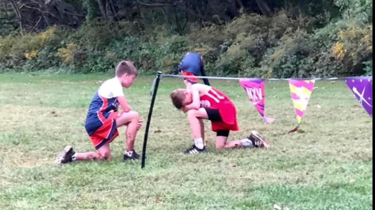 Menino ajuda adversário em corrida infantil - Reprodução/ Só Boa Notícia