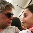 Imagem Fabio Assunção surge ao lado da filha em momento divertido dentro do avião