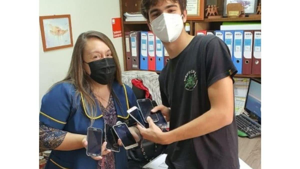 Jovem conserta celulares usados e doa para crianças sem acesso às aulas online - reprodução Instagram