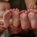 Pais de quíntuplos decidem entregar 4 bebês para a adoção para ficar apenas com o “mais bonito” - Reprodução/Freepik