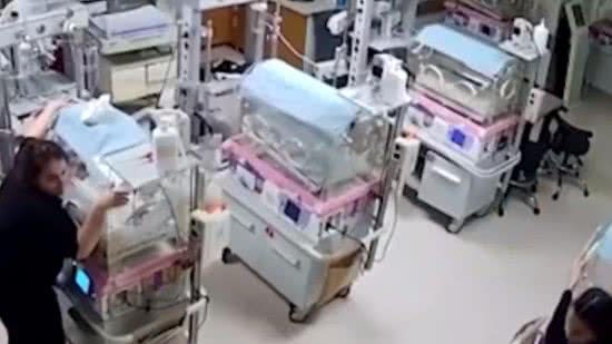Enfermeiras salvam bebês e crianças durante terremoto - Reprodução/ Twitter