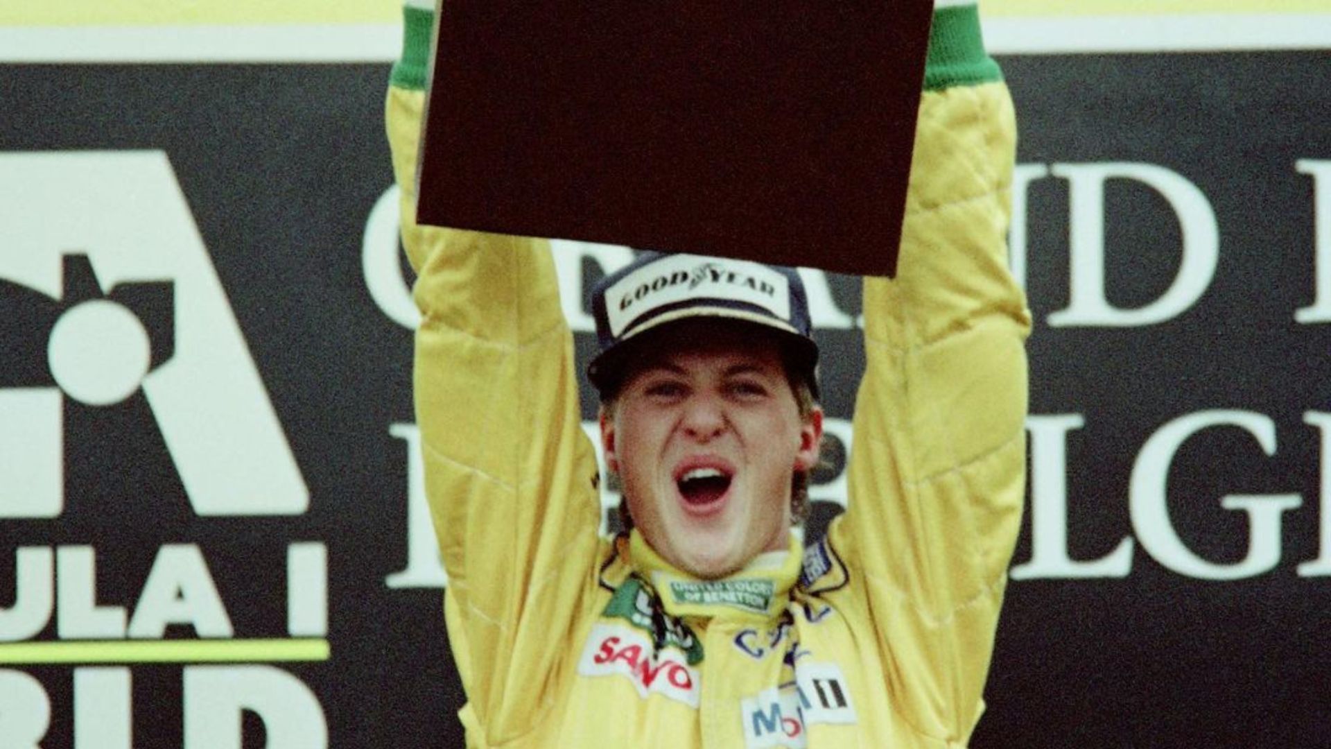 Michael Schumacher erguendo troféu da Fórmula 1