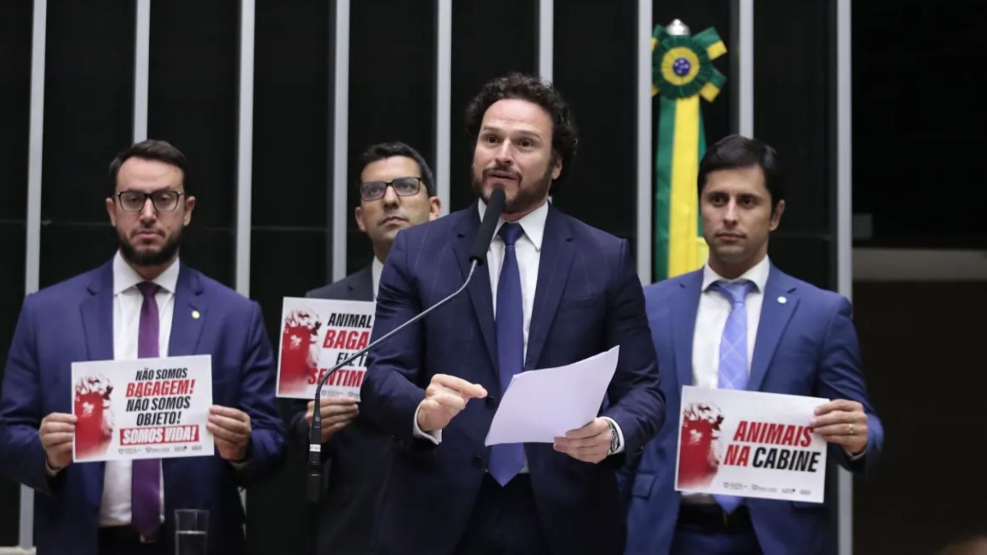 Homens em senado 