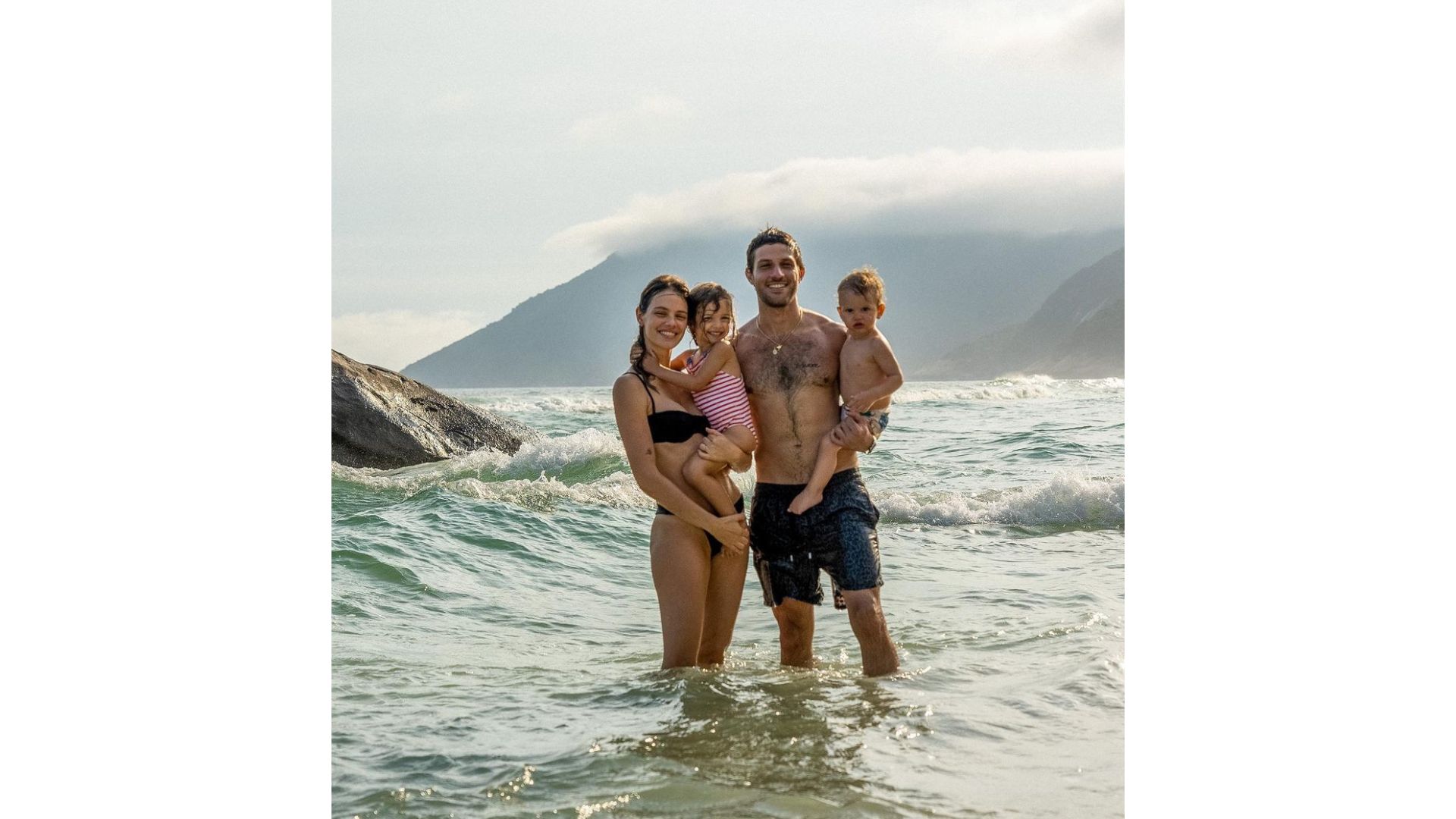 Chay Suede e família na praia