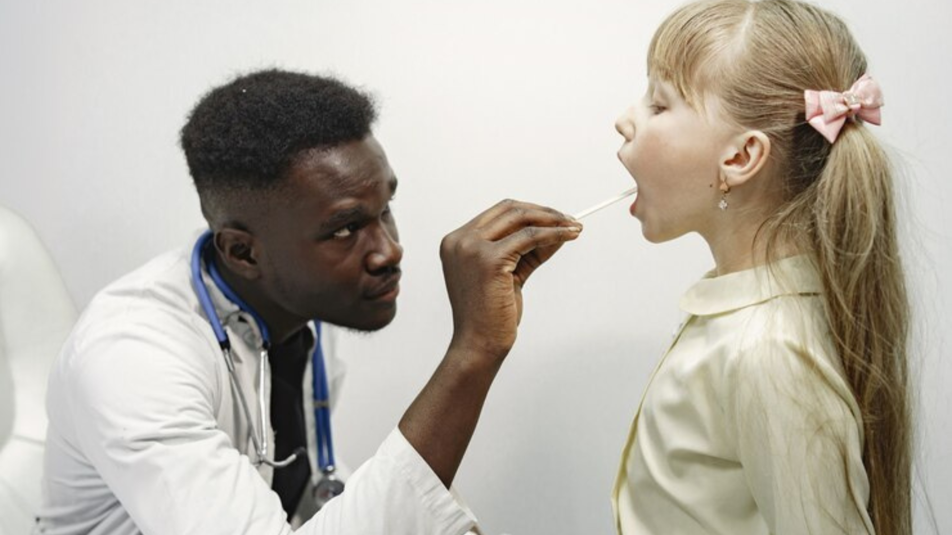 Médico examinando criança