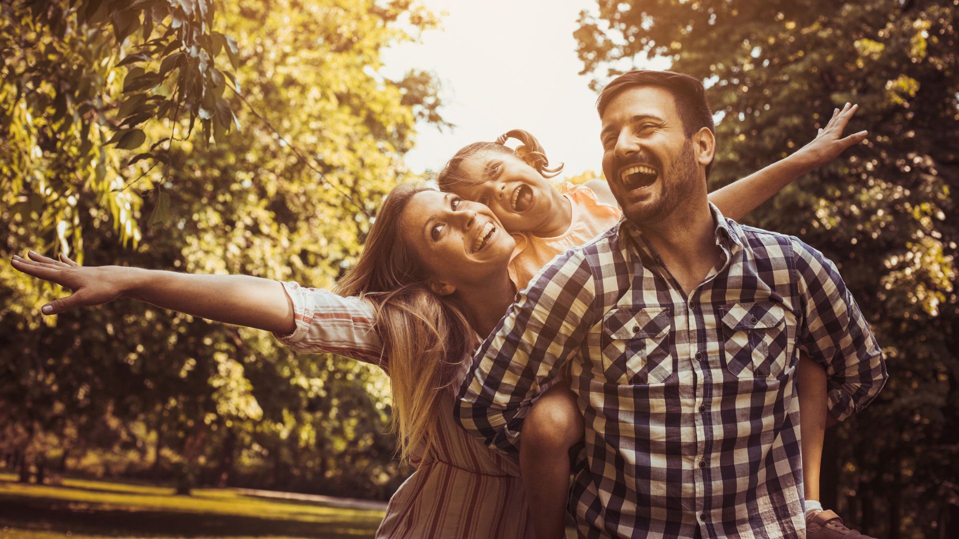 Família brincando ao ar livre