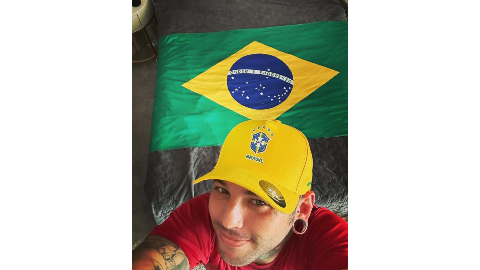 homem com bandeira do brasil