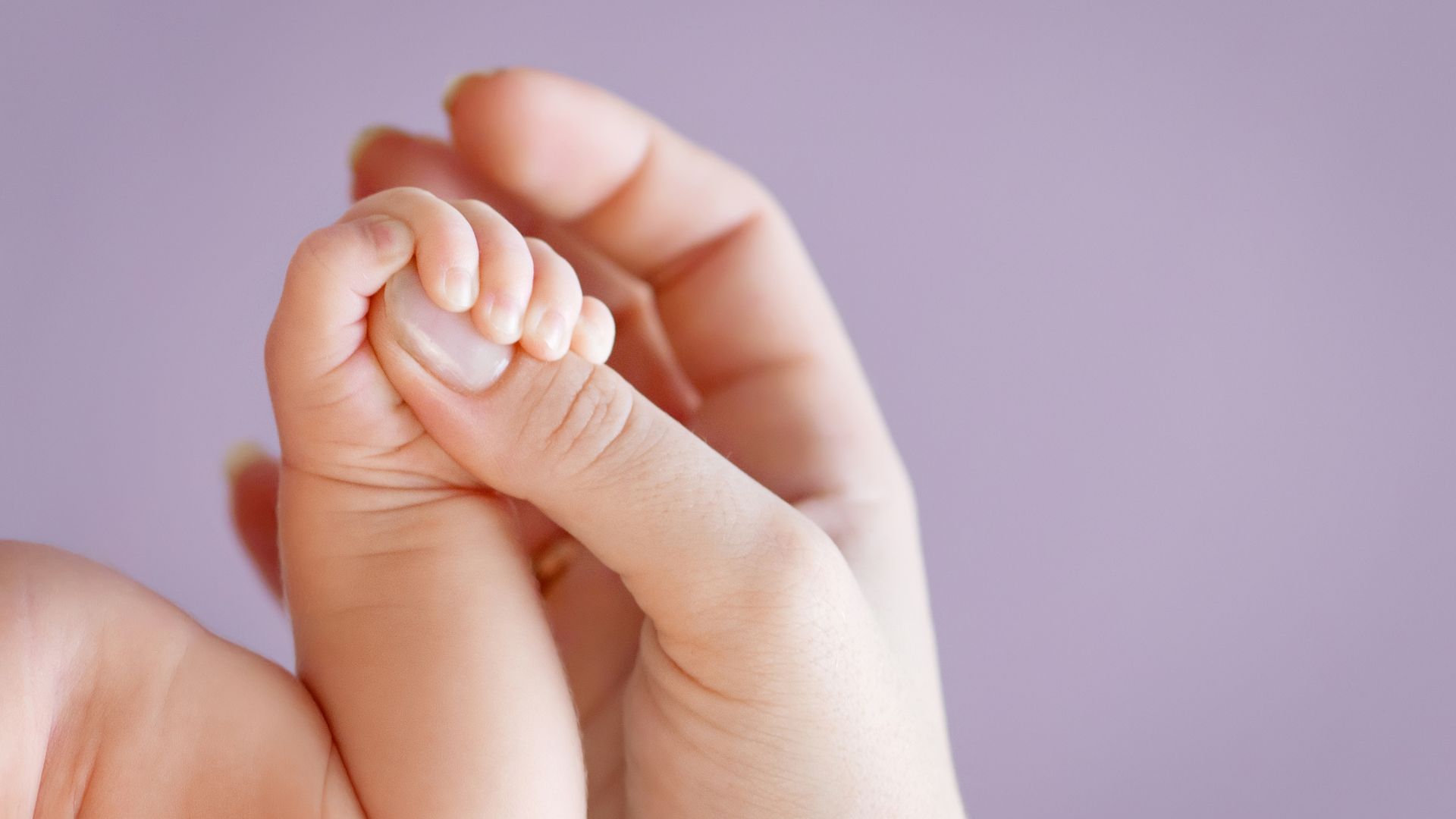 Dando a mão para recém-nascido