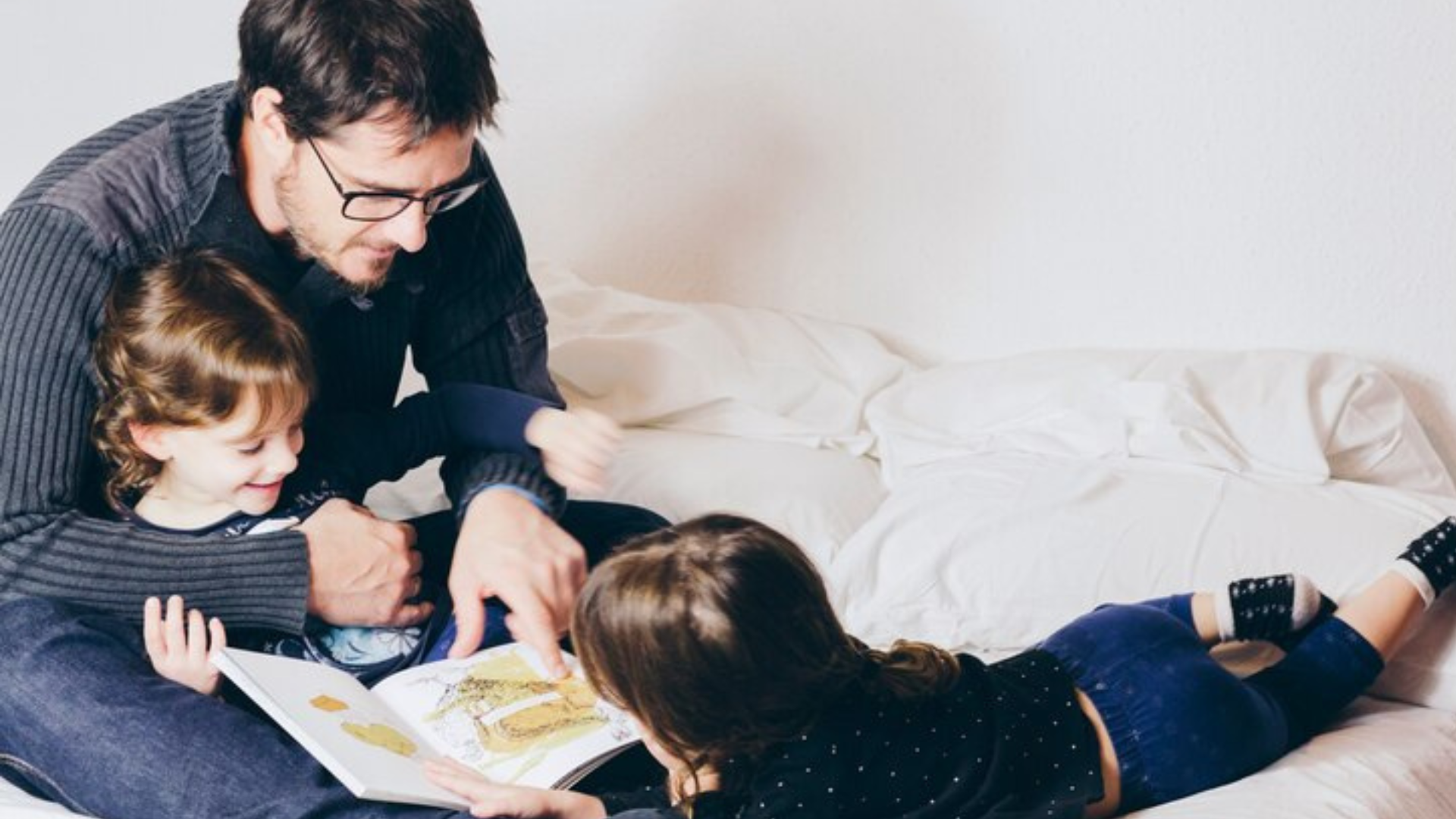 Homem lendo com crianças