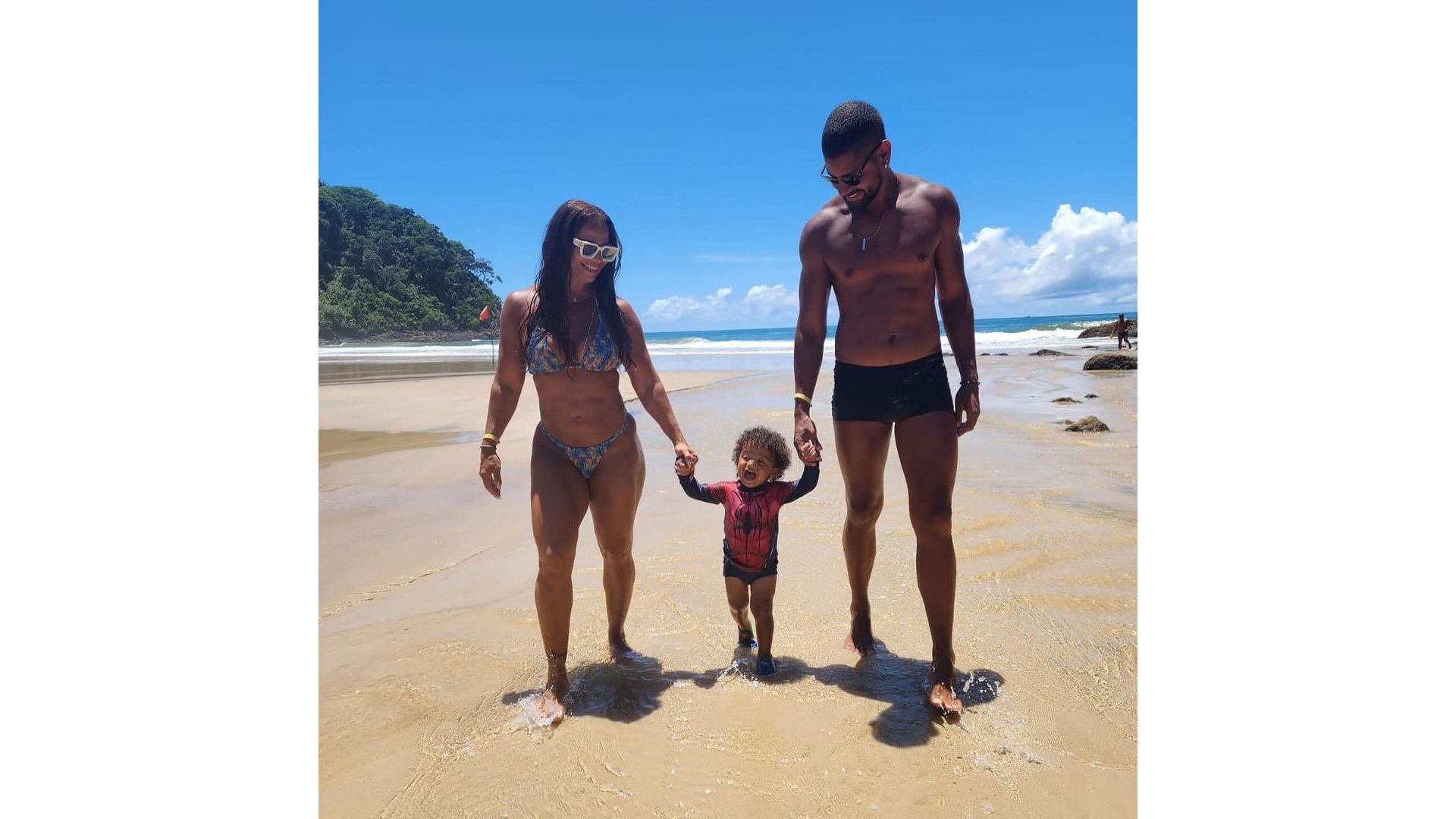 família de vivianne araujo na praia