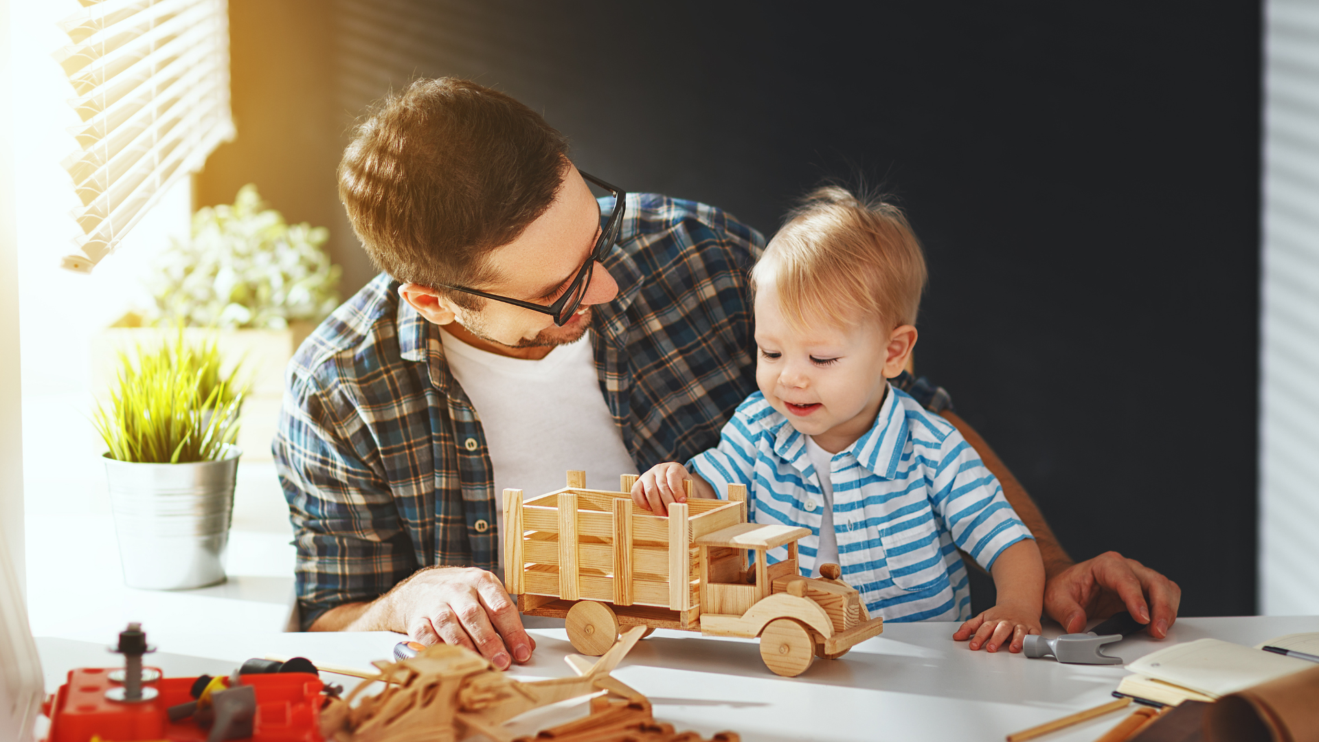 Pai brincando com filho bebê