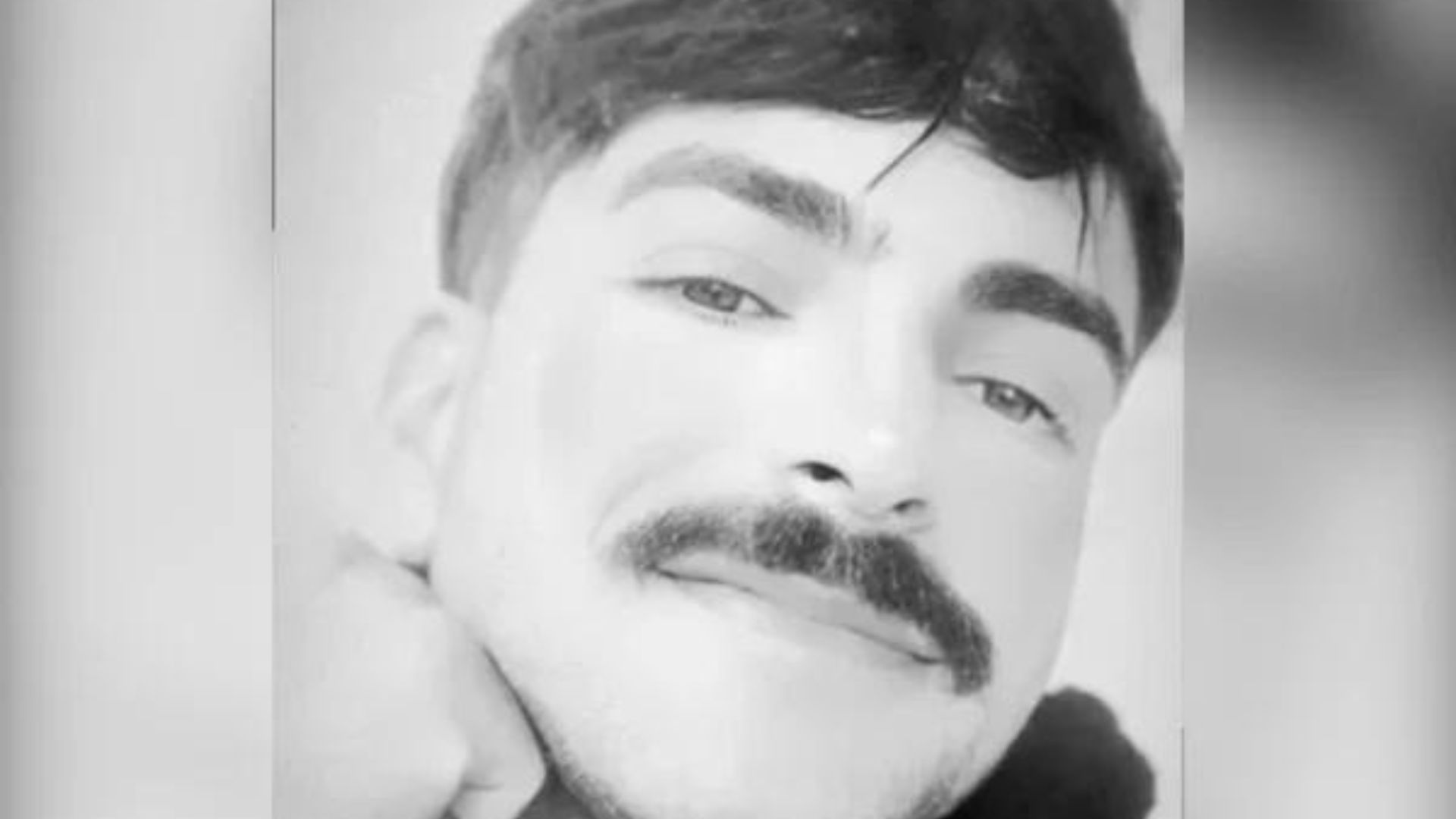 Selfie de homem com efeito preto e branco
