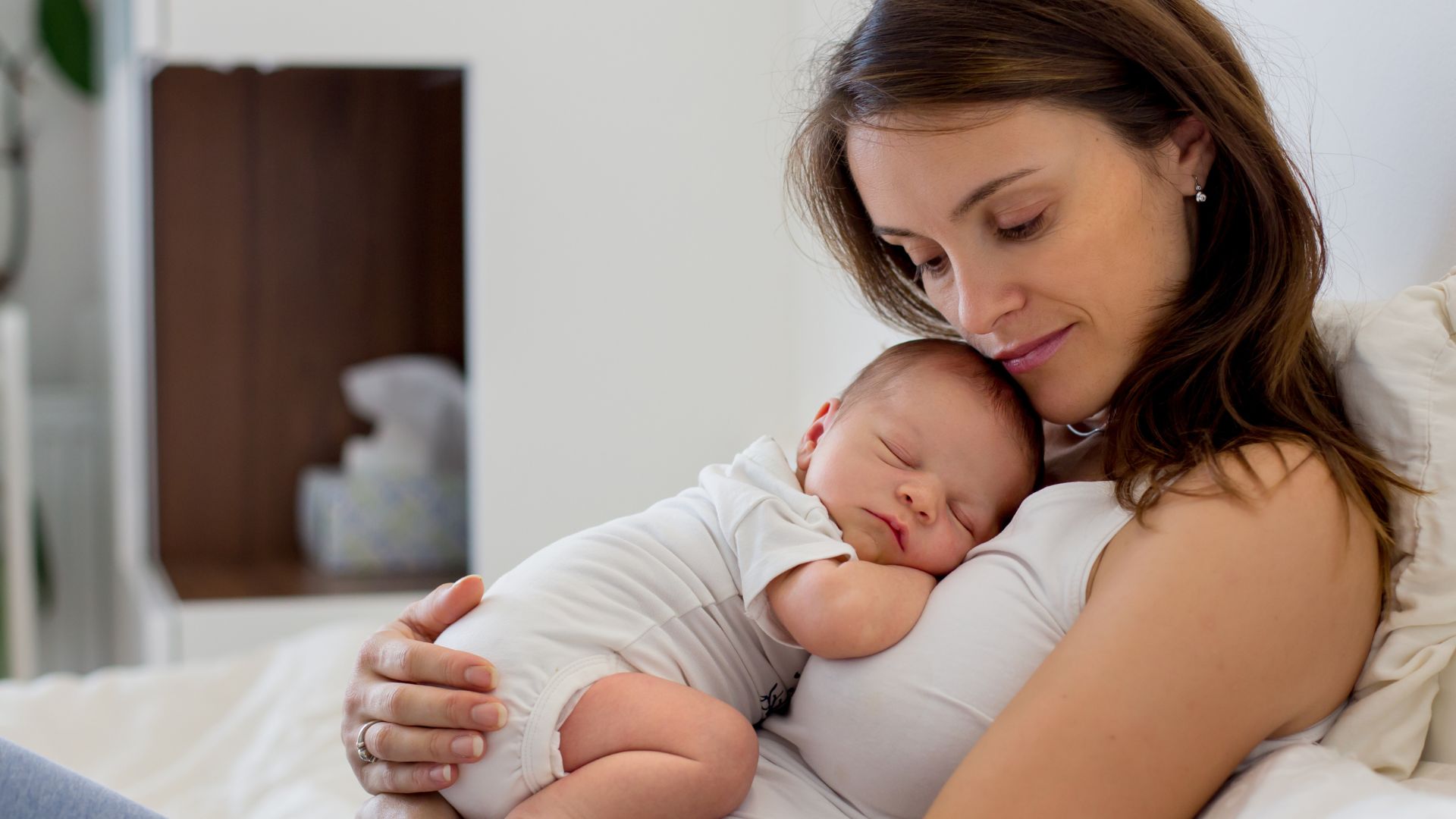 Mãe com bebê no colo