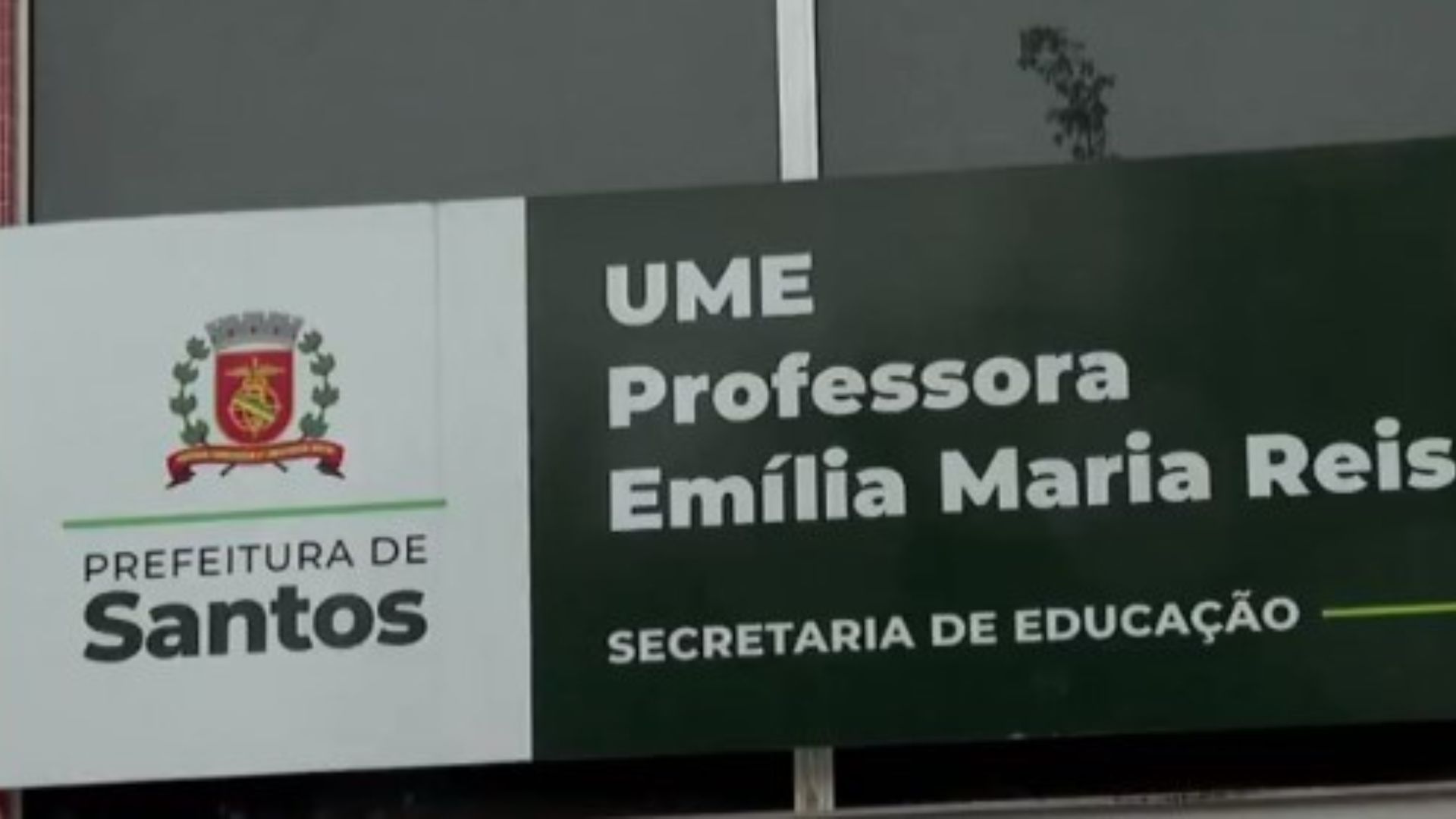 Fachada da escola UME Professoras Emília Maria Reis