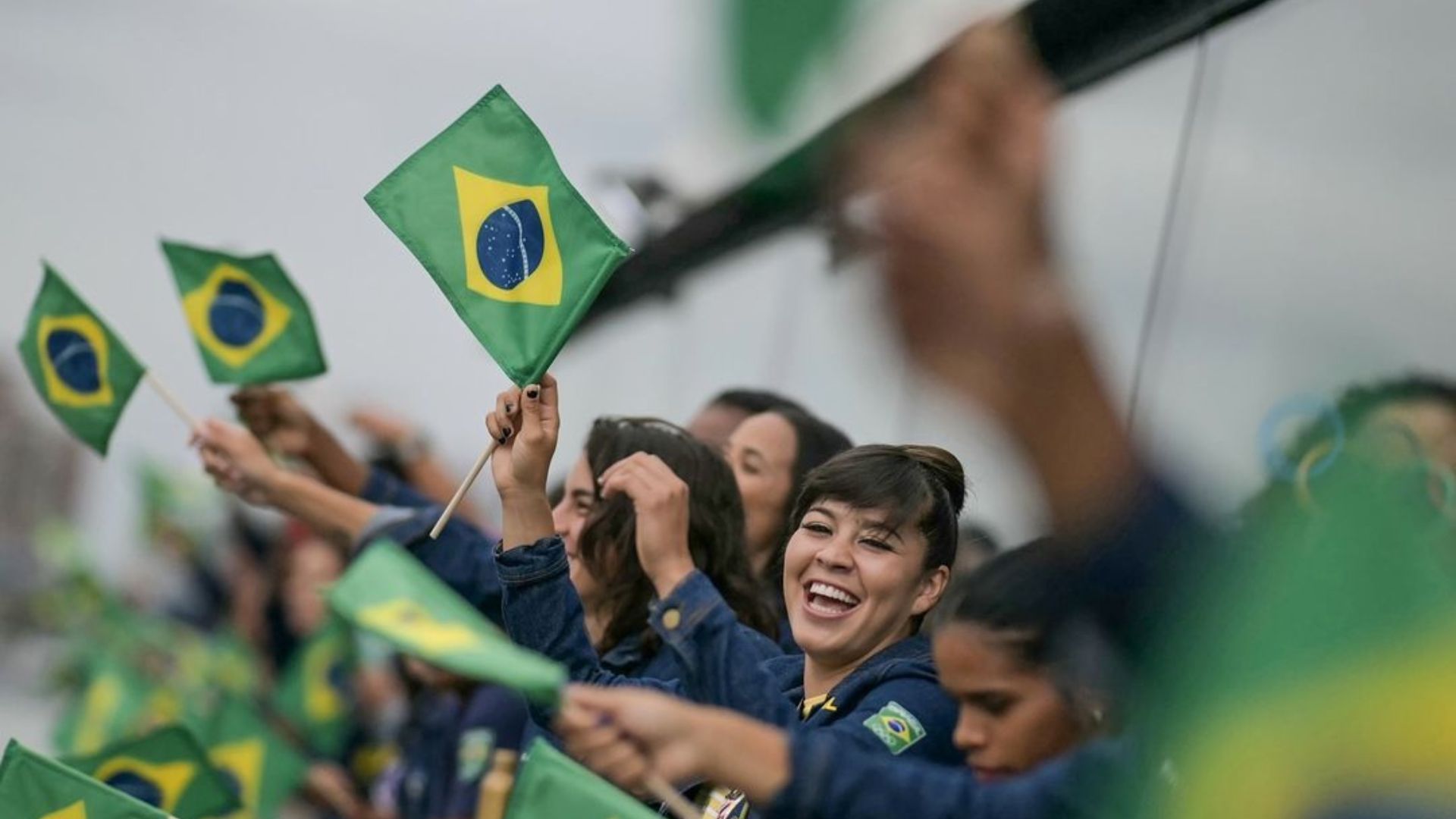 Pessoas segurando a bandeira do Brasil