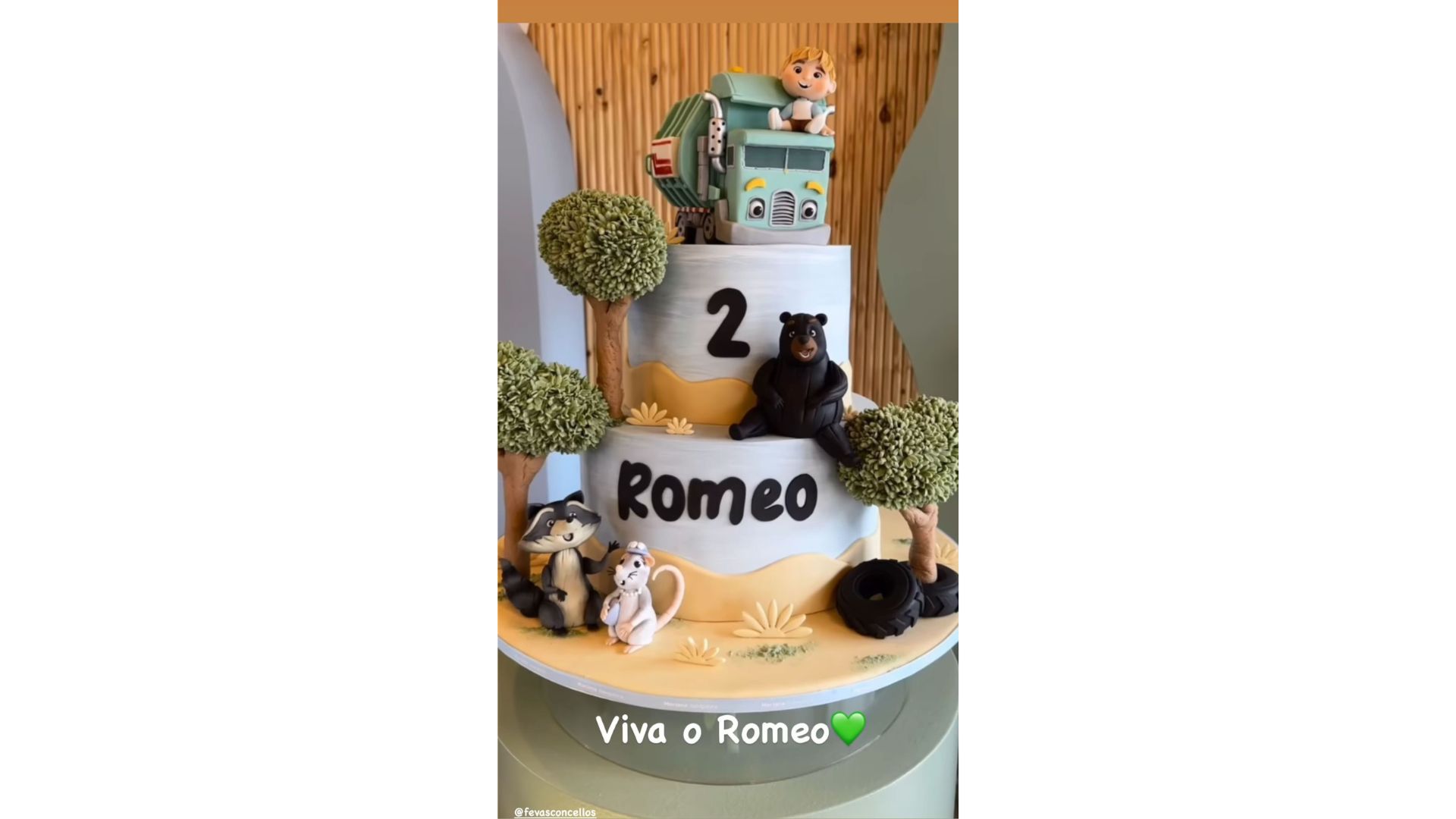 Bolo de aniversário escrito Romeo, com decorações de animais e caminhão